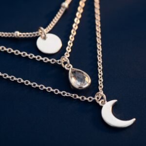 bijoux-2355-macro-1.jpg Collier lune goutte d'eau - Minimalisme élégant