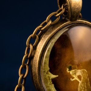 bijoux-2830-macro-2-1.jpg Collier Lune Rétro Verre Cabochon — Élégance Intemporelle