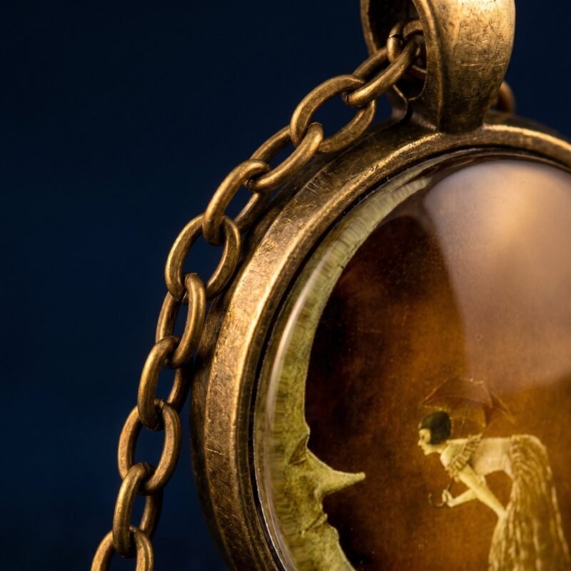 bijoux-2830-macro-2-1.jpg Collier Lune Rétro Verre Cabochon — Élégance Intemporelle