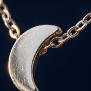 bijoux-2859-macro-1.jpg Collier Lune Épais et Généreux - Design Élégant pour Femme