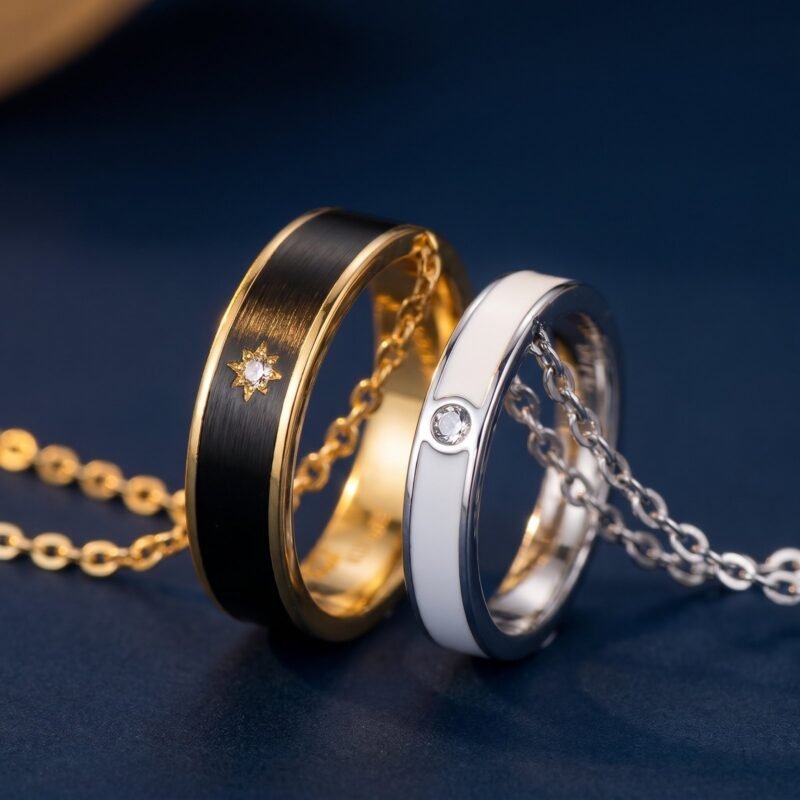 bijoux-2869-macro-1.jpg Collier Couple Soleil et Lune Doré - L'Amour Éternel