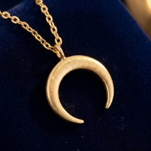bijoux-3654-macro-1.jpg Collier Lune Amour - Pendentif Féminin Élégant